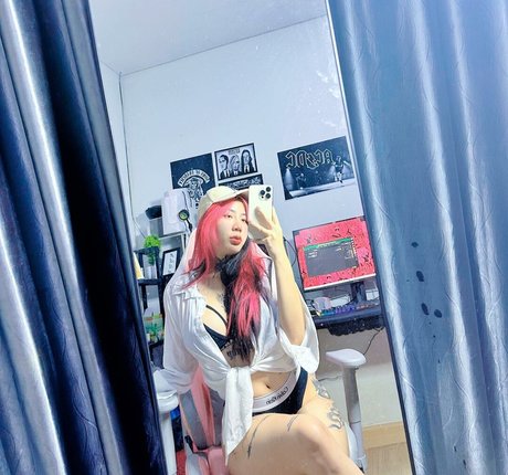 ellekampong only fans pic