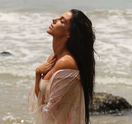 Jessica Lowndes onlyfans model