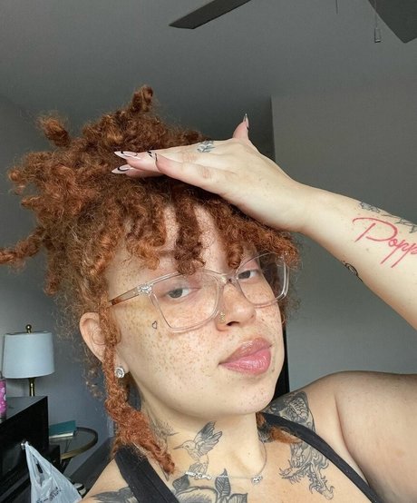 AHintOfRed onlyfans nudes leaks