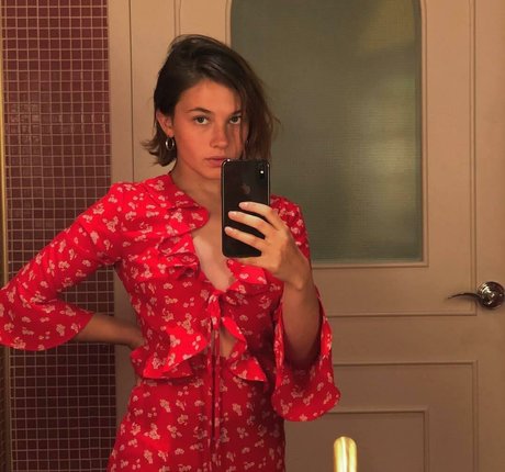 Cailee Spaeny onlyfans strip tease