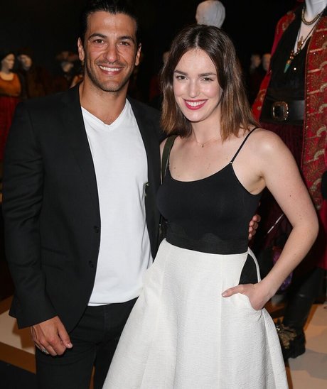 Elizabeth Henstridge Profile pic