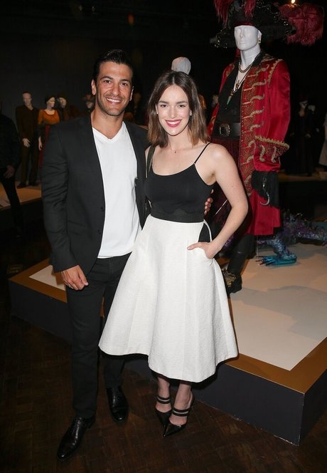 Elizabeth Henstridge onlyfans photo