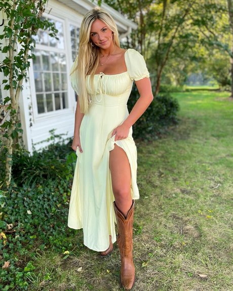 Annie Agar onlyfans leakes