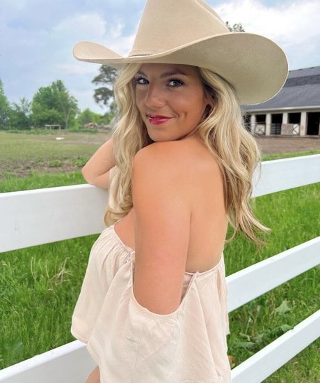 Annie Agar leaked onlyfans