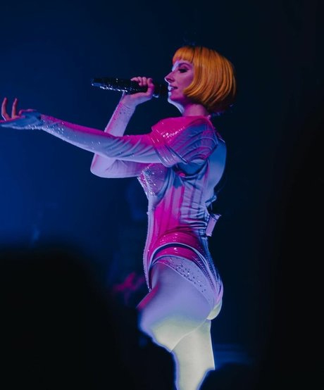 Tessa Violet onlyfans posts