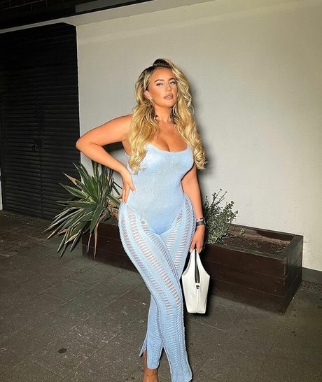 LAURA GOLD onlyfans model photos