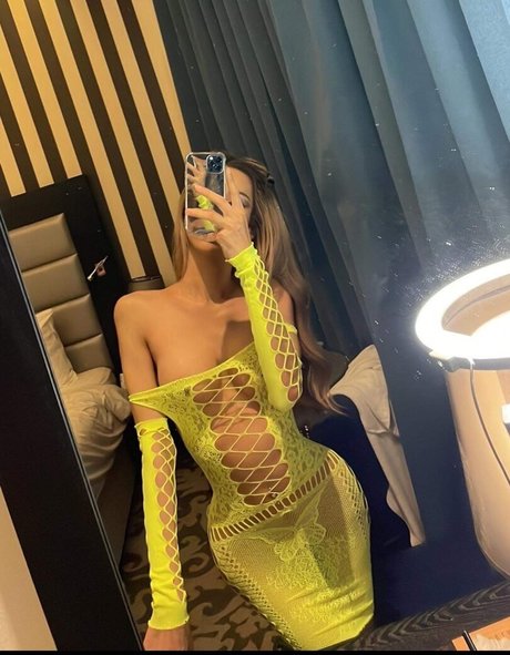 Pinky Fox onlyfans content type