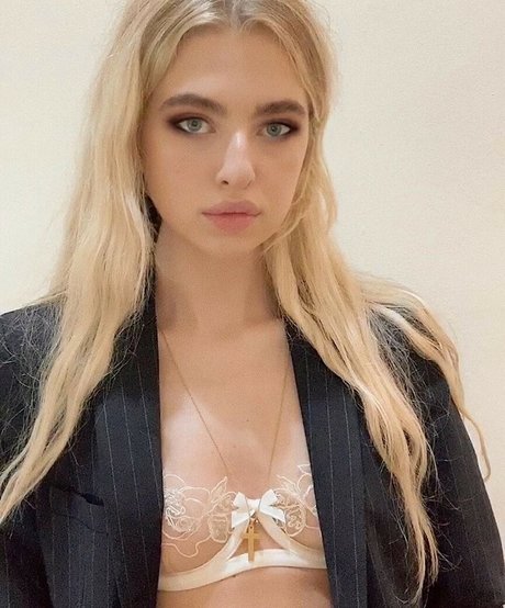 Anais Gallagher onlyfans nude tits