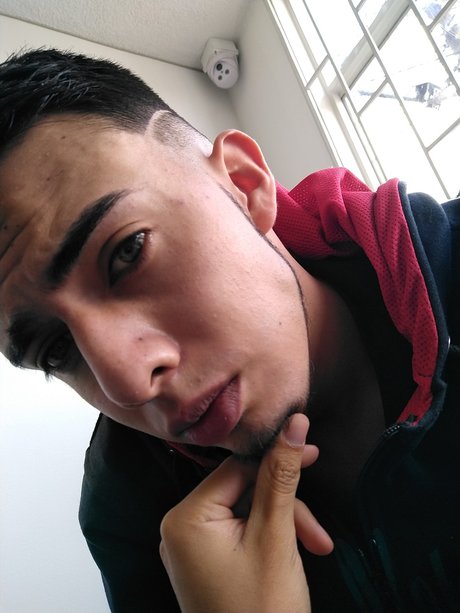 Roberto Gomez Romero onlyfans strip tease