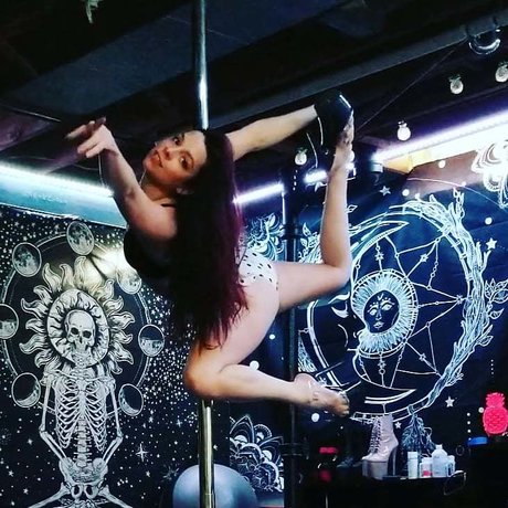 Pineapple Pole onlyfans sextape