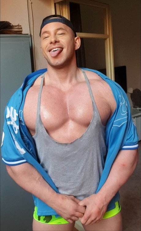 ROBERTO GONZALEZ onlyfans content type