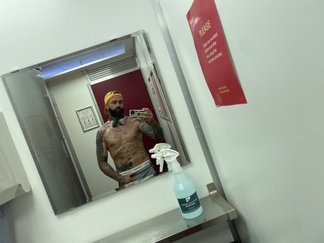 Robbiegaine21 onlyfans posts