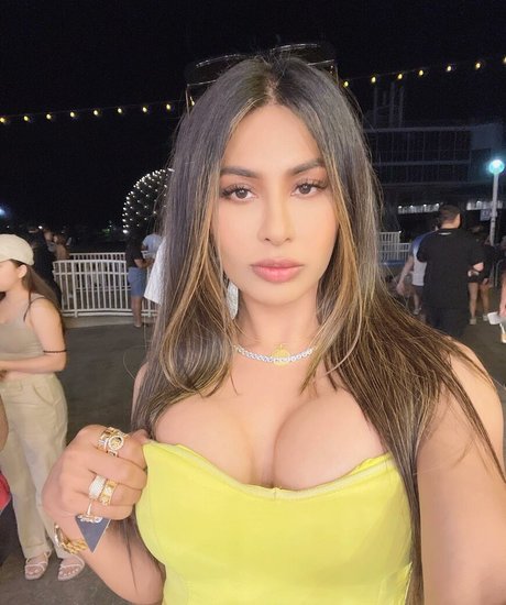 Amelia Maltepe naked only fans