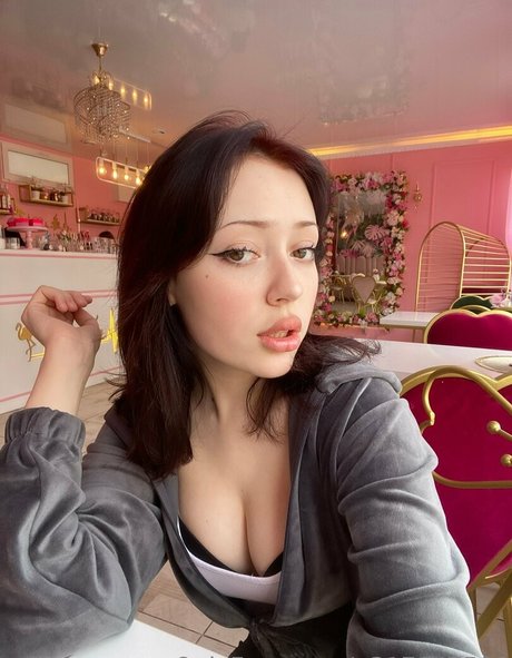 elliemooree onlyfans creator