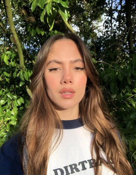 Saoirse Alicia Behzadi ass onlyfans