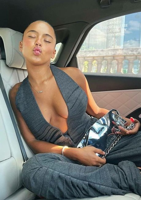 Paola Locatelli onlyfans strip tease