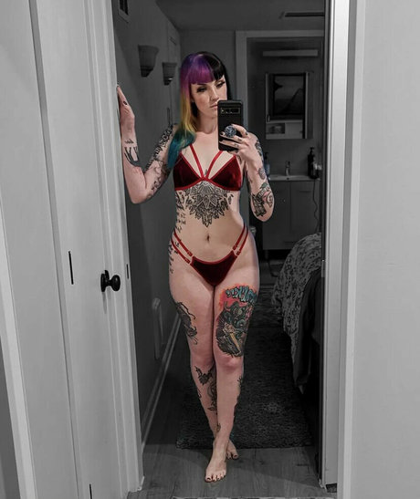 Miss Eydis onlyfans strip tease