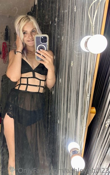 ashleynhill23 onlyfans nude leaks