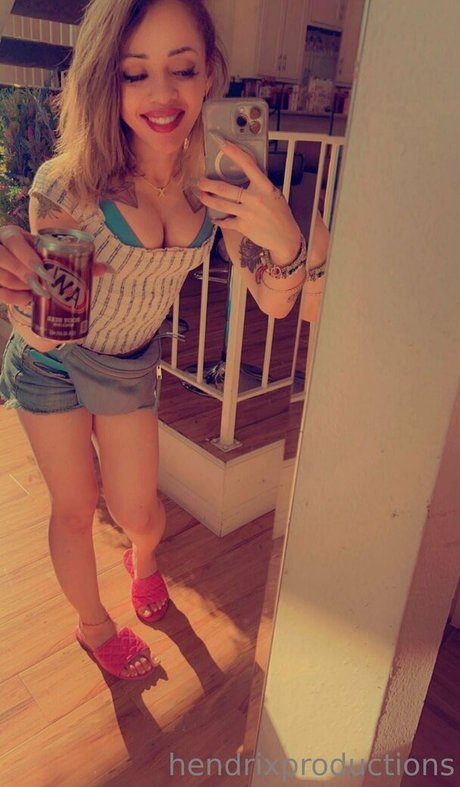 thehollyhendrix onlyfans nude content