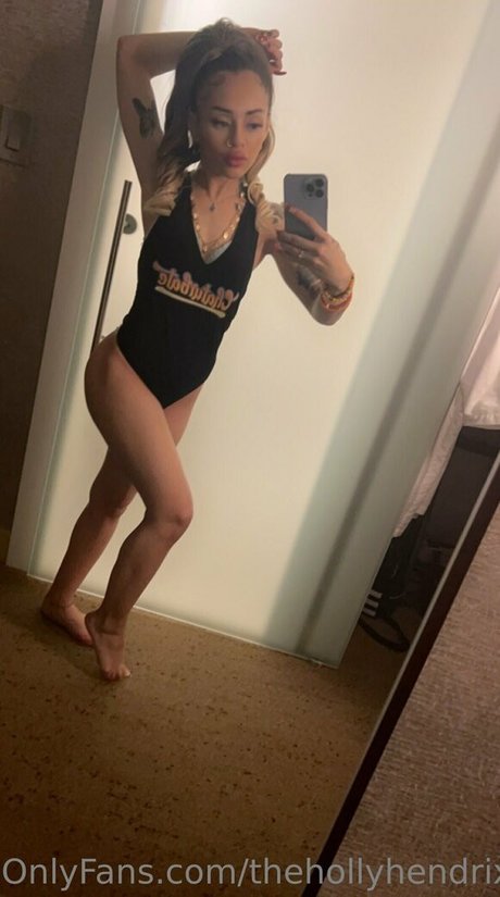 thehollyhendrix onlyfans strip