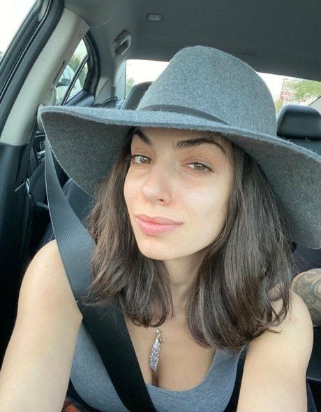 darciedolcexxx onlyfans model photos