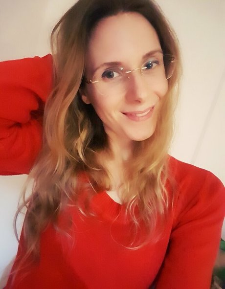 ellyedelweiss onlyfans content