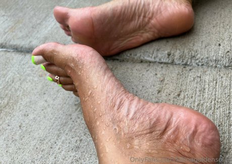 latinagoldensoles onlyfans naked