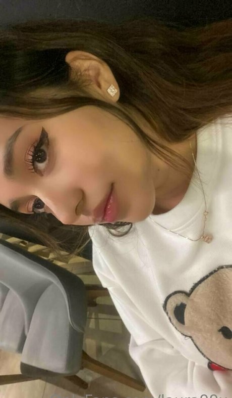 laura99x onlyfans model