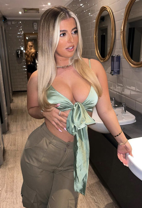 Izzy Taffs naked onlyfans leak