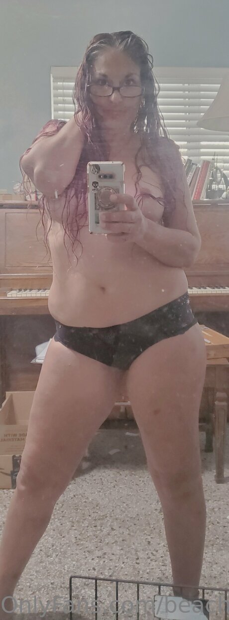 Beach Chick 321 onlyfans model photo