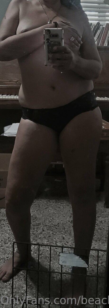 Beach Chick 321 onlyfans lesk