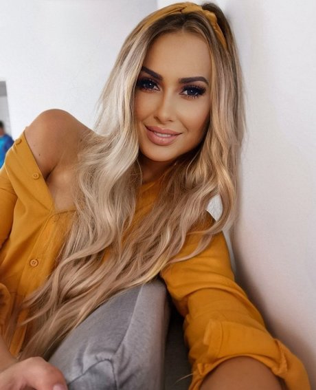 BELLA SUN onlyfans tits