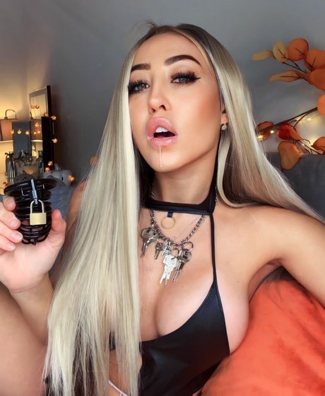 Miss Evie Lock_ onlyfans creator