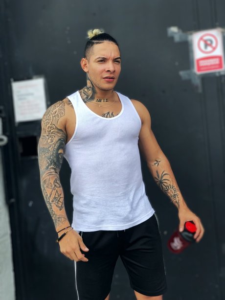 JeyMo onlyfans model