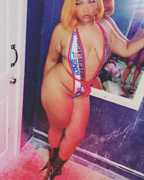 Honey Amor strip onlyfans