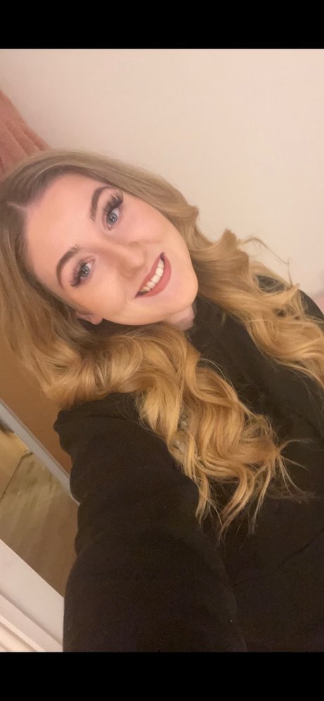 K a y l e I g h naked on onlyfans