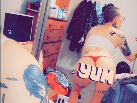 Molly Manic onlyfans leaked.