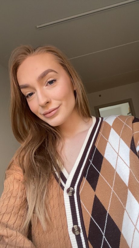 Honey I m Home_ onlyfans model