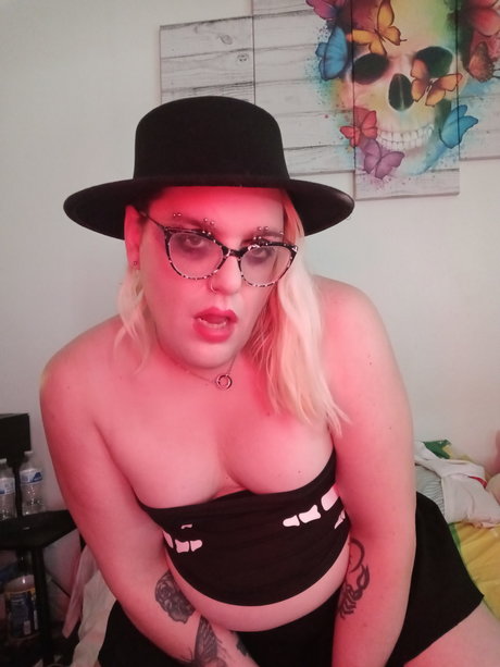 Evil Ally V topless onlyfans