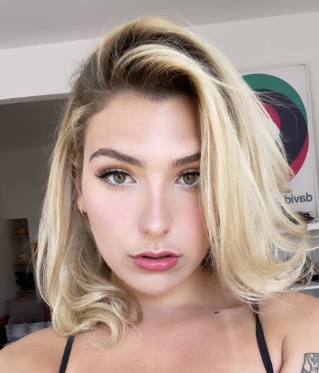 Moxie Doll onlyfans creator