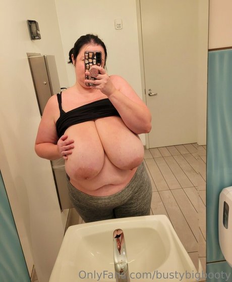bustybigbooty naked on onlyfans
