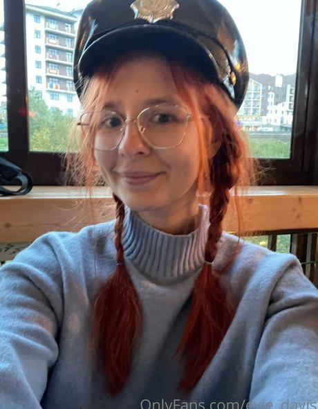 Evie Davis leak onlyfans