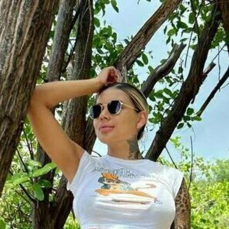 isabellanourie onlyfans striptease