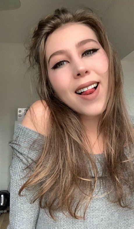 WeronikaAria naked onlyfans leak