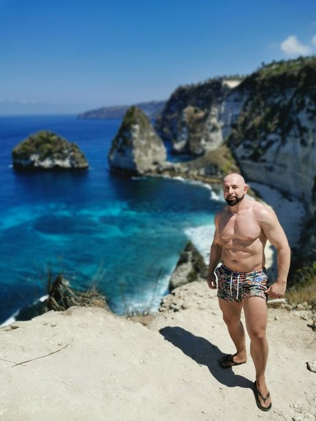 MuscdaddyXL naked on onlyfans