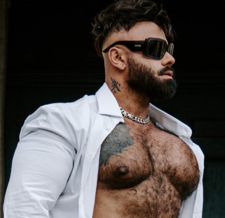 Bearded Huge muscle en onlyfans