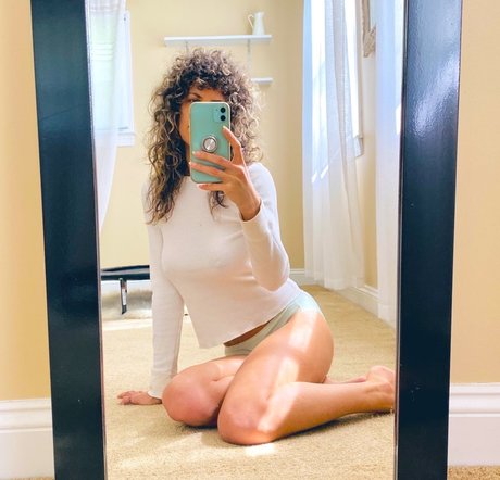 Feminist Boss Babe topless onlyfans