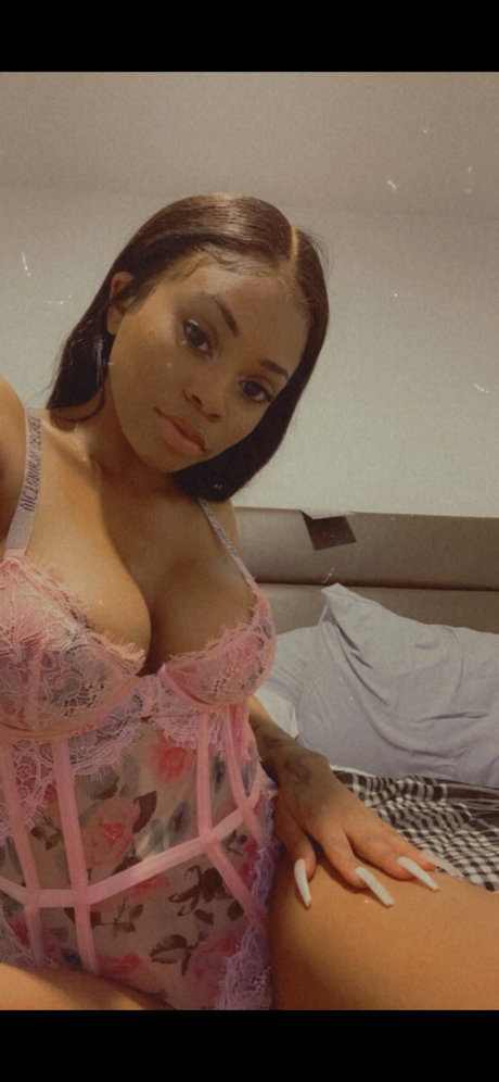 NaomiBella onlyfans page