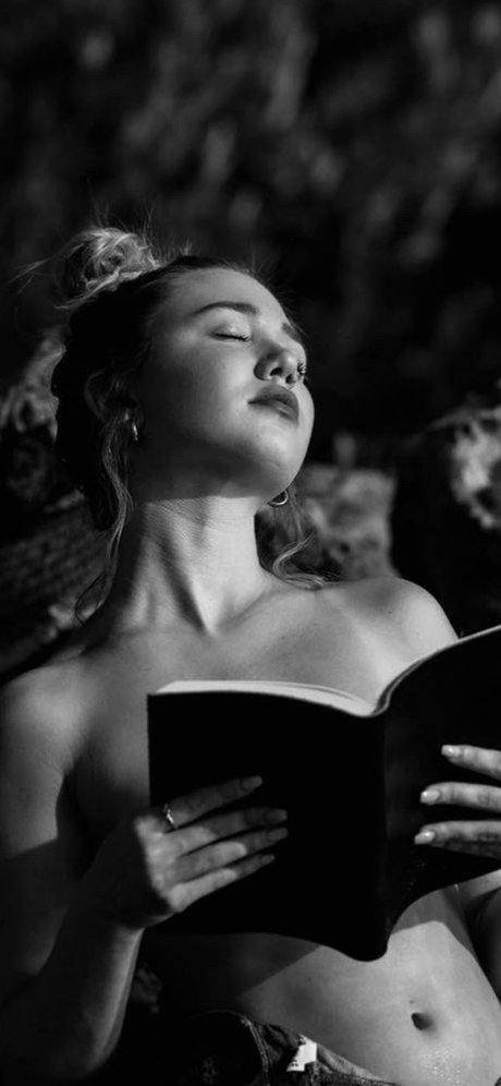 Carly Megan onlyfans model photo