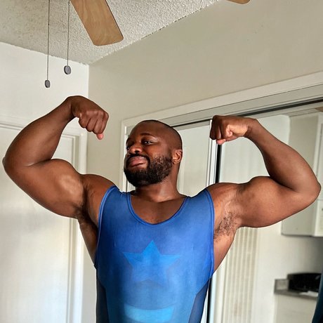 CocoaMuscle desnuda onlyfans